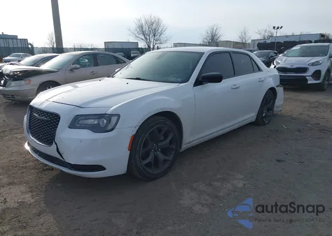 2022 Chrysler 300 Touring z USA, uszkodzony, nr VIN 2C3CCAAG6NH198791